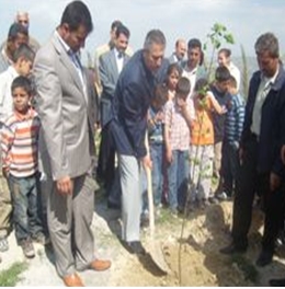 REKTÖR CANDA ALTINÖZÜ’NDE FİDAN DİKİM TÖRENİNE KATILDI